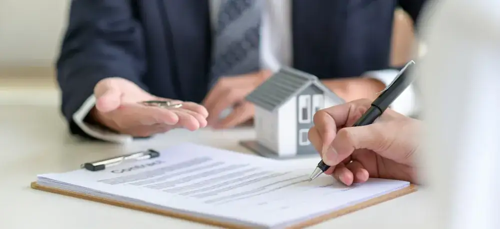 Agente inmobiliario con portal de corretaje de propiedades digitalizado