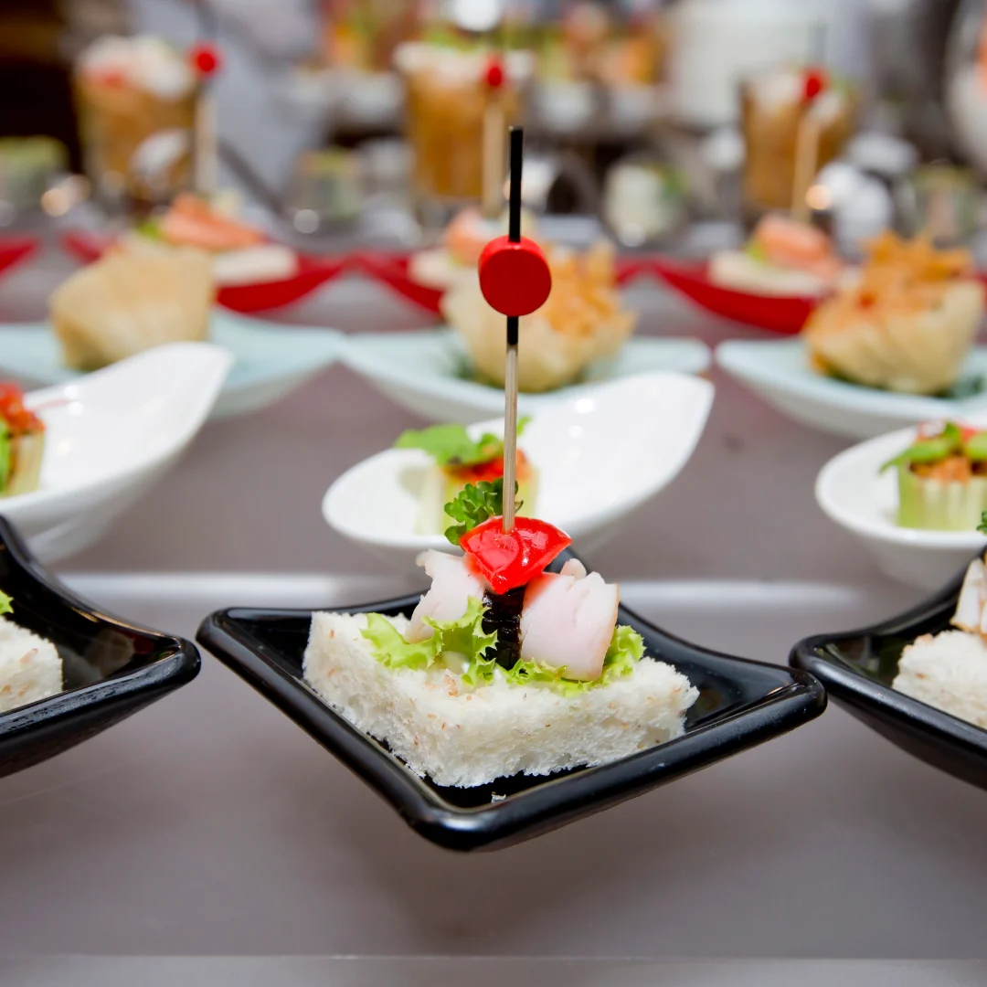 Brinda visibilidad y confianza a tus clientes corporativos mediante una presencia B2B profesional y un portafolio de alto impacto. Con una identidad premium, posicionas tu marca para destacar en el mercado y cobrar por la verdadera excelencia de tu servicio de catering.