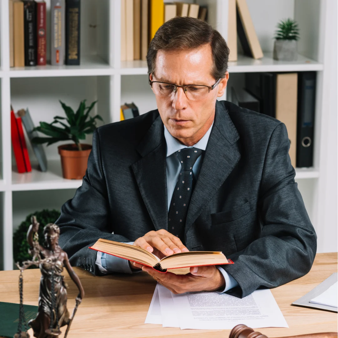 Optimiza tu estudio jurídico con una gestión de casos organizada y un registro de horas preciso que elimina fugas de dinero. Cumple cada plazo con seguridad y proyecta solidez mediante una presencia digital profesional. Nuestro marketing especializado genera consultas calificadas, posicionando tu especialización legal como una ventaja competitiva clara y confiable.