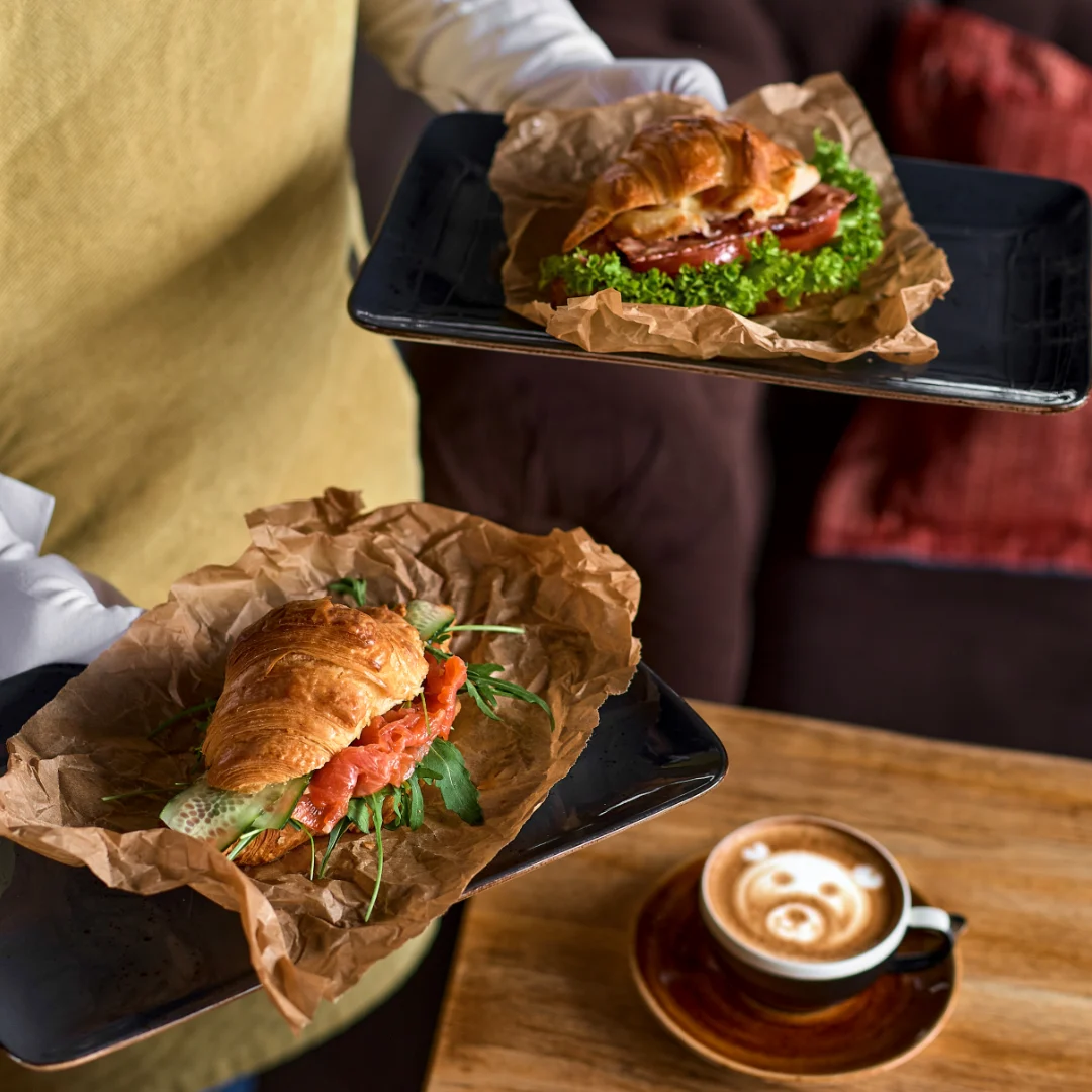 Marketing digital restaurantes genera reservas directas. Menú digital<br />
restaurante actualizado disponibilidad real-time. Fotografía profesional<br />
platos que vende. Identidad gastronómica clara diferenciada.